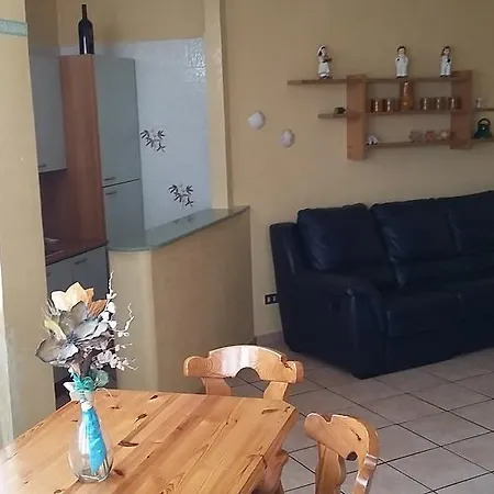 Angela شقة *